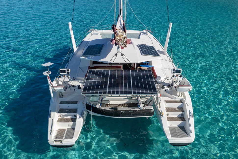 CATANA 50 OWNER 10 exterior