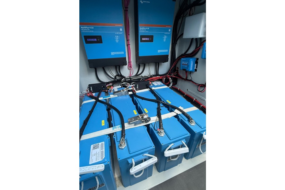 LAGOON 450S 22 batterybank