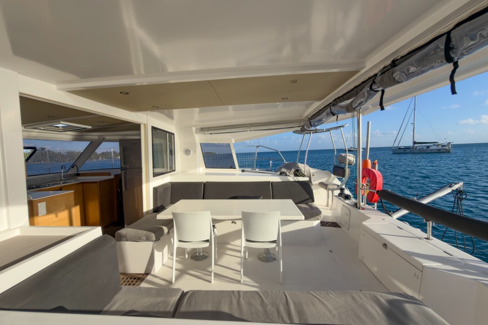 NAUTITECH OPEN 40 OWNER 4 CABINS 30