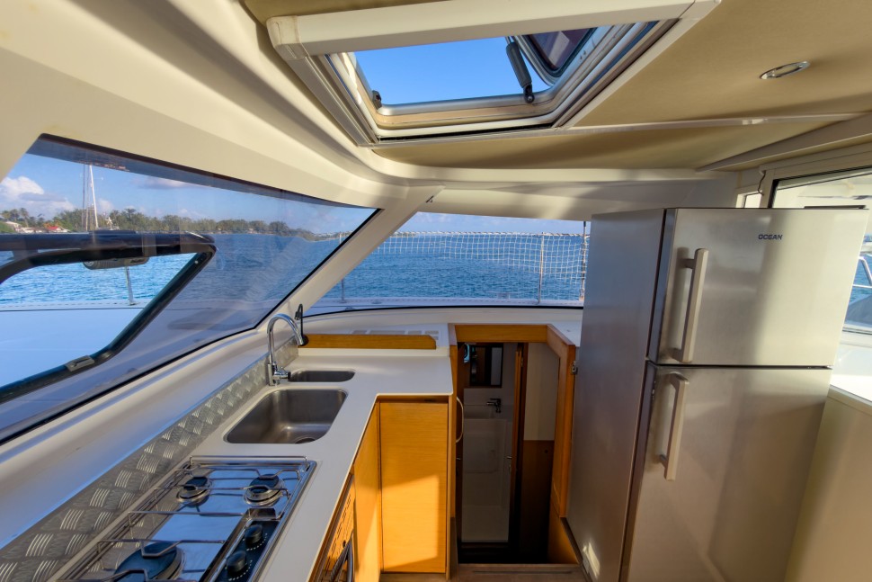 NAUTITECH OPEN 40 OWNER 4 CABINS 36