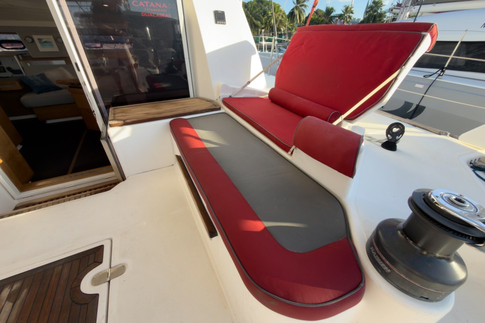 catana 50 06 cockpit aft lounge