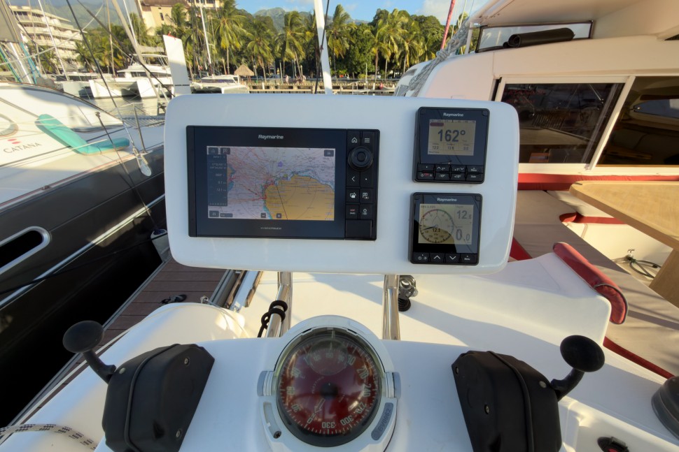 catana 50 07 helm station electronics