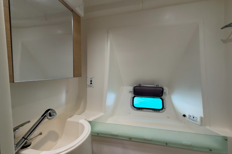 catana 50 23 ensuite bathroom open port
