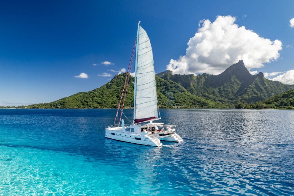 catana 50 dualaseas 02 sailing profile mountain